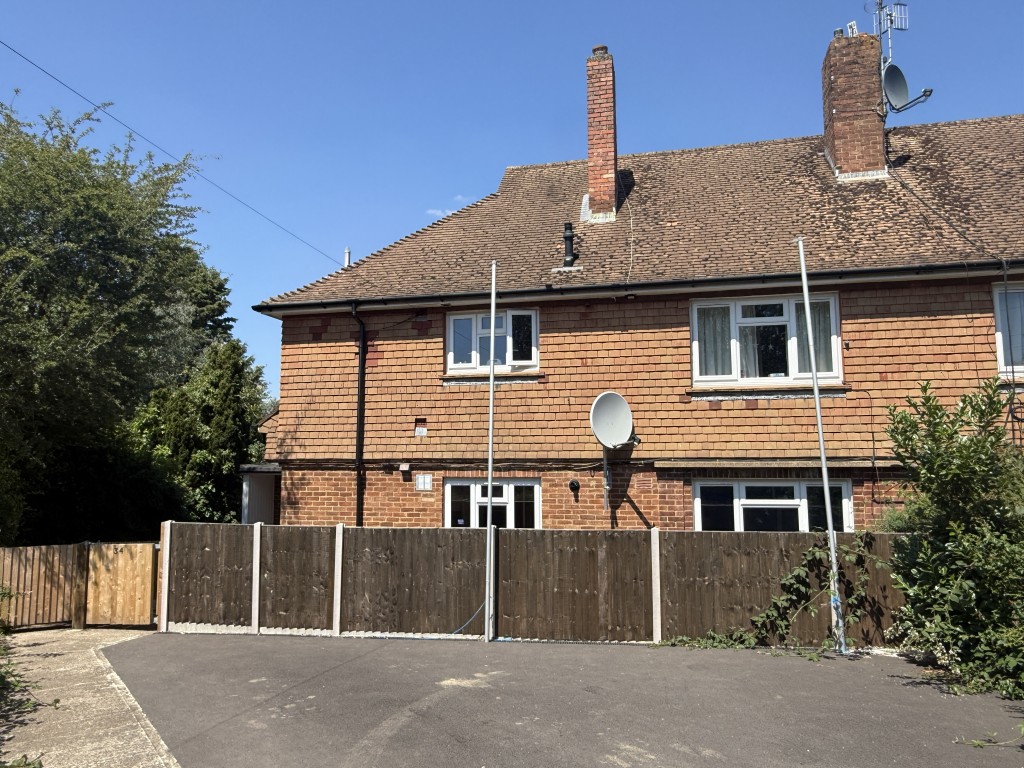 Lot: 30 - GROUND FLOOR FLAT IN NEED OF IMPROVEMENT - Front view of Flat in need of improvement